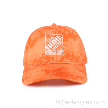 Topi outdoor camo digital oranye dengan sulaman sederhana